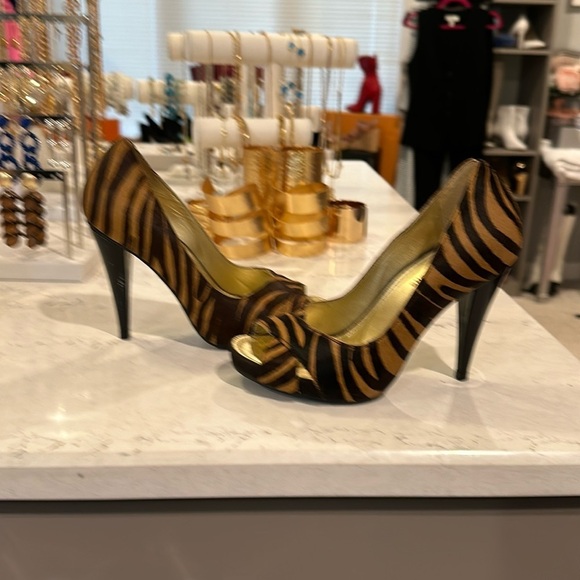 Michael KORS brown and tan zebra print heels - Picture 1 of 3